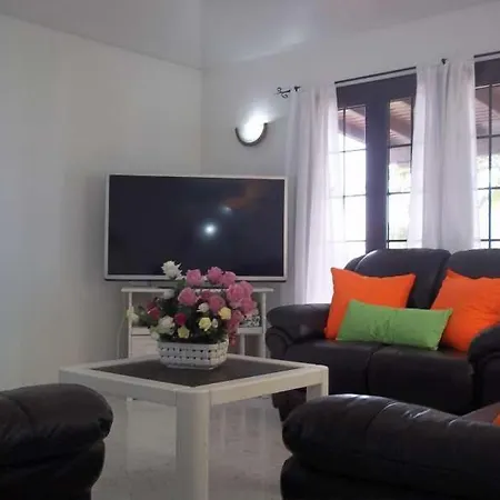 Villa Sleeps 8 Pool Wifi Las Brenas