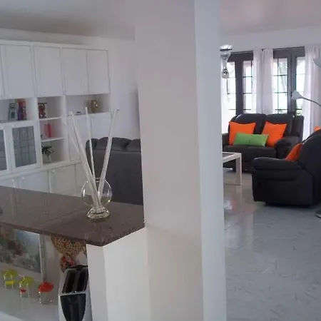 Villa Sleeps 8 Pool Wifi Las Breñas