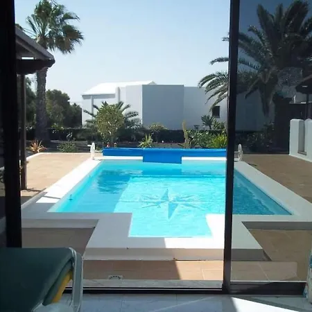 Villa Sleeps 8 Pool Wifi